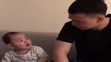 坏爸爸学宝宝哭泣，可把宝宝气坏了，这表情没谁了！