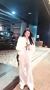 长发飘飘的小姐姐，身穿白色时尚外套，真迷人！