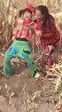 二货大力女神背苞米，摔个四仰八叉