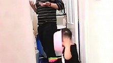 爷俩干仗，本以为爸爸会占上风，没想会被儿子整的跪地认输