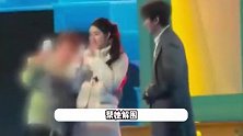 突发！王玉雯在跨年晚会后台遭观众强行搂抱合影，邓为将其搂在怀中帮其解围