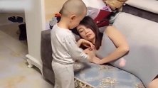 辛苦的宝妈刚想打个盹，熊孩子又来搞事，扎心了