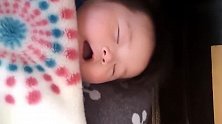 5个月大的小宝宝白天睡觉嘴里不断的发出声音，表情萌翻了