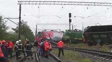 4车脱轨1人送医！俄罗斯2趟货列在圣彼得堡相撞！