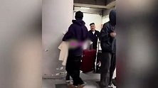 张丹峰与儿女现身机场，12岁张晞彤颜值出众酷似洪欣，个子超过爸爸肩膀