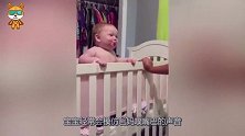 爸爸对宝宝猛地吹气，下一秒宝宝有样学样，模仿的声音让爸爸笑喷