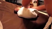 小朋友你好乖啊，怎么一点也不闹，哈哈一看就是一个乖孩子！