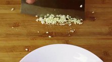 口水鸡的正确做法，掌握这几个技巧，鸡肉鲜嫩不柴