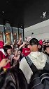 抵达酒店后的范戴克给众多中国球迷签名合影