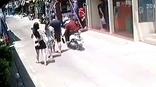 中国游客在泰国遭飞车抢包 部分现金被夺手机被烧