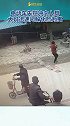 电动车失控冲向人群，大妈迅速闪躲化险为夷。