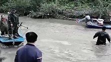 发洪水了，村长带领村民一起搭建拦河抓鱼，家家户户都有鱼吃！
