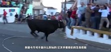男子作死在铁笼中挑逗公牛，公牛一头钻进笼子，男子瞬间被挑飞