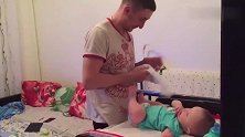 爸爸第一次给娃换尿不湿，被熏到怀疑人生，这反应把妈妈都笑趴了