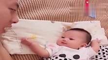 母老虎上厕所去了，让我看这个小兔崽子，咱也不敢动，咱也不敢问