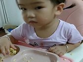 宝宝吃饭快睡着了，一听妈妈说出去玩，接下来她这反应太逗了！