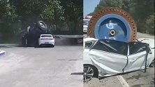 大货车25.6吨重物体坠落砸中小车 轿车被压扁司机当场死亡