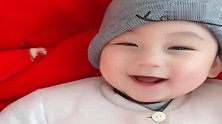 小家伙就是爱笑，妈妈稍微一逗，便笑成了这副德性！