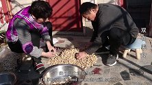 50岁大妈用沙土炒花生，全程不放水不放油，又酥又焦家人抢着吃