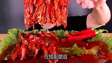 大叔极限挑战“变态辣”鱿鱼+蘑菇，直接一口生吞，真替你胃疼