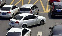 堵车被强行加塞如何处理？交警：比起直接撞他车，更推荐这样做！