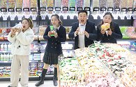 校园剧采购3：师生去糖果店，里面有好多的动物软糖，看着都好吃