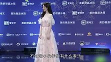 鞠婧祎摆拍，坐桌子上很傲娇，下来时却犯了难，胳膊都在使着劲儿