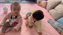 小宝宝听着音乐跳舞，不料接下来的动作这么搞笑，简直要笑翻了！