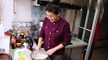 媳妇大显身手，烫面、擀皮做口袋饼，装上满满的土豆丝，好吃极了