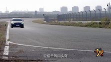 CT6的后轮转向发挥功效，奔驰E的轮胎不给力