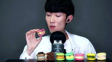 小帅哥吃马卡龙夹心饼，有各种口味，小口品尝