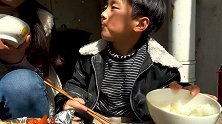 大sao做的铁板杂鱼须太馋人了，儿子吃得美滋滋啊