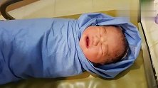 刚出生宝宝的第一次短暂见面，被护士包成了这个样子