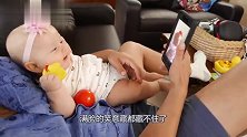8月大宝宝看着手机里的自己，傻傻的样子，太可爱了
