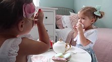 小姐妹生龙活虎的样子，孪生一对乖巧可爱，真天真！