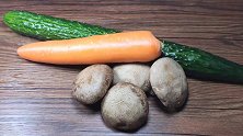 1根黄瓜几朵香菇一起炒，鲜香脆嫩简单可口，营养丰富色香味俱全