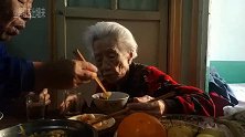 实拍101岁老婆婆，每天都喝酒，喝得那个高兴，吃的那么香。