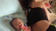 小家伙懂事了，会给爸爸挠痒痒了，好可爱！