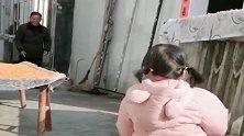 3个月没见孙女，爷爷竟玩突然袭击，不愧是亲孙女，这下嗨毁了！