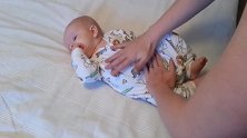 宝宝太会享受了，专业育儿师示范如何给宝宝排气按摩