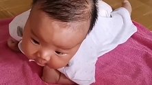 两个月的小宝宝，洗完澡就趴着练习抬头，小脑袋摇摇晃晃的好可爱