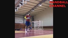 手球也有骚操作 手球运动员训练精彩瞬间