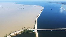 泾渭分明！航拍江西鄱阳莲湖乡：圩堤两侧一半湛蓝一半浑黄