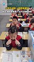 小学生课堂上做眼保健操，网友:眼保健操做了 近不近视随缘吧。