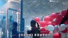 吴京在路边随地吐痰，朝不同方向吐痰四次，被网友质疑个人素质
