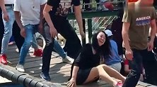 别人玩摇桥都是站着，而这位美女与众不同，网友：没技术就不要玩
