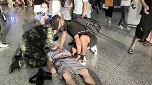 广东深圳：车站里一场急救，送战友的武警手指被咬鲜血直流