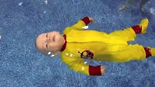 宝宝学游泳终极大考验，穿着衣服自救式游泳，教练都竖起大拇指了