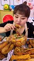 吃货胖姐吃炸鸡，这鸡腿啃得真过瘾