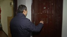 长沙“敲门哥”10年来天天敲邻居的门，邻居却感动到为他写诗